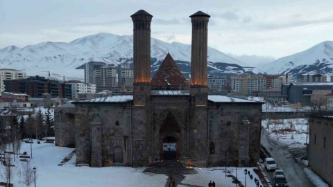 Tarihçi, yazar, rehber Talha Uğurluel: “Muhiddin Pervâne’nin Gürcü Hatuna yaptırdığı isimsiz Kümbet, Erzurum Hatuniye Medresesi”