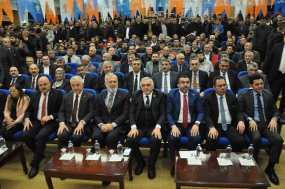 AK Parti Kars’ta belediye başkan adaylarını tanıttı