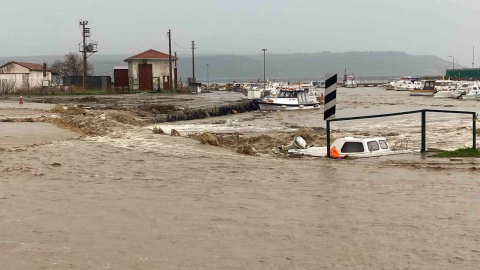 Çanakkale’de sağanak yağış nedeniyle Kepez çayı taştı