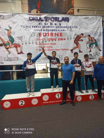 Genç güreşçilerden iki madalya