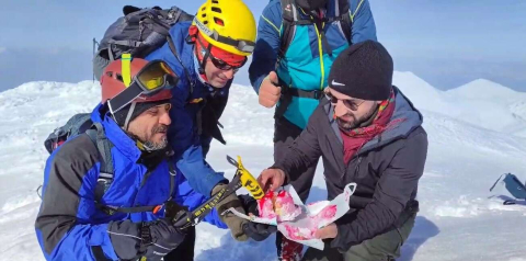 Elazığ’ın zirvesinde doğum günü kutladılar