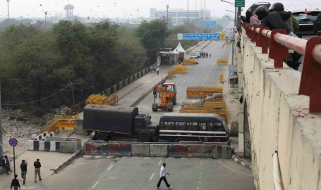 Yeni Delhi’de polis çiftçilerin kente girişini engellemek için beton bariyerler yerleştirdi