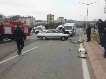 Otomobiller çarpıştı: 3 yaralı