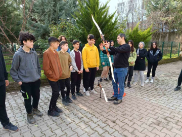 Siirt’te gezi spor aracı ve eğitmenler öğrencilerle buluşuyor