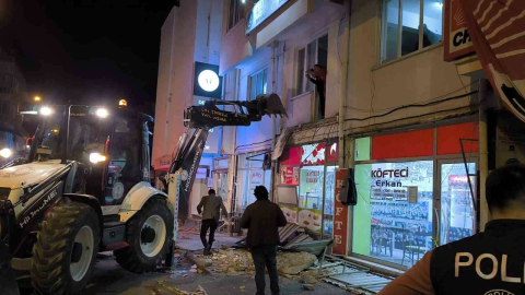 Kutlama yapılan CHP ilçe binasının balkonu çöktü: 3’ü ağır 8 yaralı