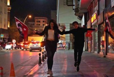 Antalya’da erik dallı seçim kutlaması