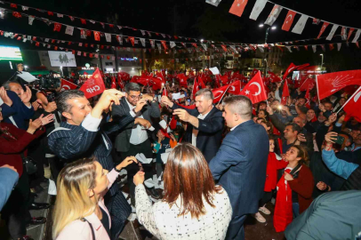 Merkezde güven tazeleyen Ercengiz, Cumhuriyet Meydanı’nda kutlama yaptı