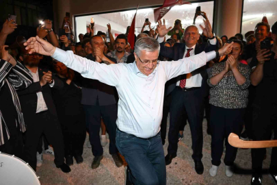 Belediye Başkanı zaferini kızı ile karşılıklı zeybek oynayarak kutladı