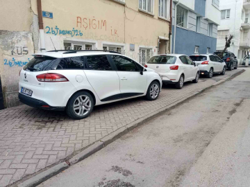 Kaldırıma park edilen araçlardan yayalara yer kalmadı