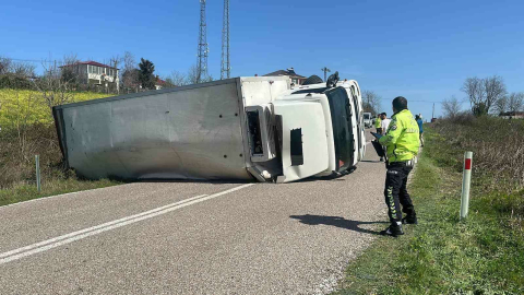 Sinop’ta devrilen kamyonun sürücüsü yaralandı