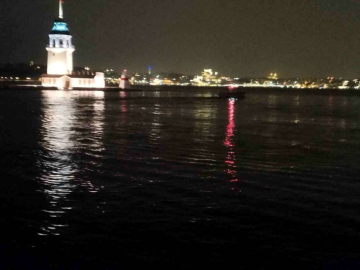 Üsküdar’da denize atlayan adam yüzerek gözden kayboldu