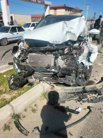 Diyarbakır’da otomobil minibüse çarptı: 2 yaralı