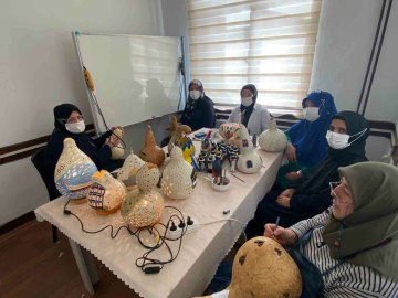 Bu kursta İnebolu’nun aşı boyalı evlerini su kabaklarına işliyorlar