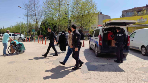 Kaçak göçmenler evlendikleri gün yakalandı