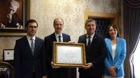 Burdur’da üçüncü kez seçilen Belediye Başkanı Ali Orkun Ercengiz mazbatasını aldı
