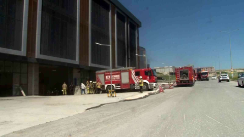 Arnavutköy’de bulunan iş hanında korkutan yangın