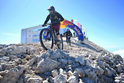Antalya’da gökyüzünden denize pedal çevirdiler