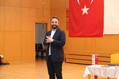 Doç. Dr. Özgür Bolat Sivas’ta "Mutlu ve başarılı çocuk nasıl yetiştirilir?" semineri ile ailelerle buluştu