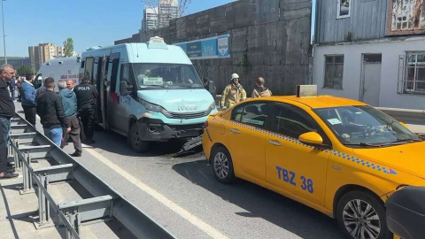 Sarıyer Huzur Mahallesi’nde bir minibüsün taksiye çarpması sonucu, 5 yolcu yaralandı. Olay yerine sağlık ve itfaiye ekipleri sevk edildi.