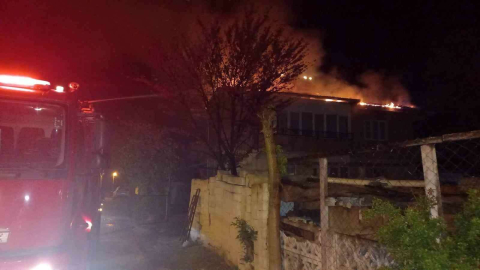 Çatı yangını 3 saatte söndürüldü