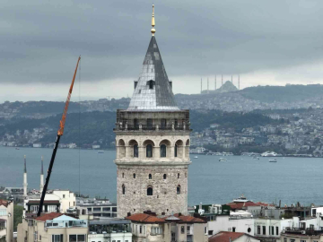Demir parmaklıklardan kurtulan Galata Kulesi’nin alemine paratoner takıldı