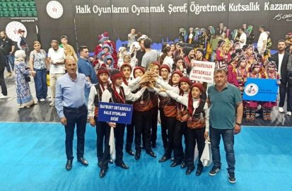 Bayburt Ortaokulu Halk Oyunları ekibi Türkiye üçüncüsü oldu