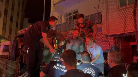 Elazığ’da ayağı iş makinesine sıkışan işçi, kurtarıldı