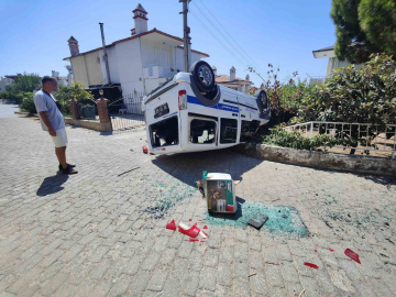 El freni tam çekilmeyen resmi araç sitenin bahçesine uçtu