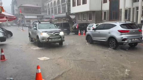 Rize’de sağanak yağış sonrası cadde ve sokaklar göle döndü