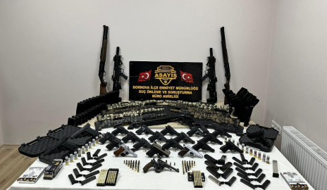 İzmir’de silah tacirlerinin adreslerinde cephane ele geçirildi