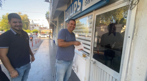 Antalya’da sabah dükkanını açan esnaf, kapıya konan siftah zarfıyla şaşırdı