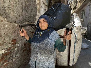 Diyarbakır’da 65 yaşındaki kadın, 20 yıldır çöp toplayarak geçimini sağlıyor