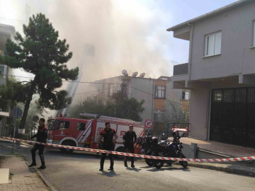 Ataşehir’de 2 apartmanın çatısı alev alev yandı