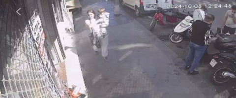 Fatih’te kadın hırsız kucağındaki bebekle iş yerine girdi, kask çaldı: O anlar kameraya yansıdı