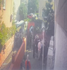 Fatih’te cenaze namazı kılınan adamın yaşadığının belirlenmesinin ardından yaşananlar kamerada
