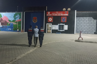 Afyonkarahisar’da aranan şahıs çatıda yakalandı