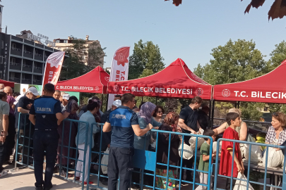Fiyatlardan memnun olmayan üreticiler 50 ton karpuz dağıttı