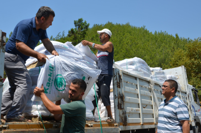 Büyükşehir Alanyalı çiftçilere 10 ton kaolin kili hibe etti