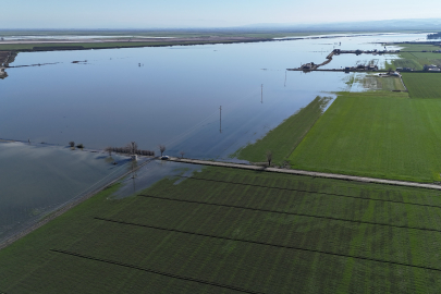 Hatay’da yağış tarım arazilerini su altında bıraktı