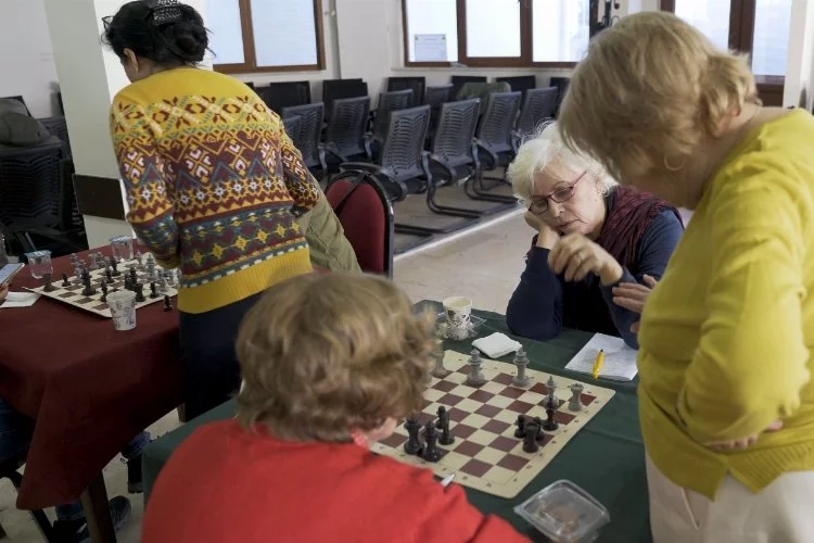Beşiktaş’ta 65 yaş üstü vatandaşlar için satranç dersi hizmeti başladı