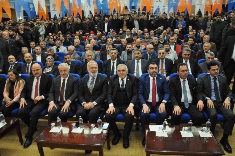 AK Parti Kars’ta belediye başkan adaylarını tanıttı
