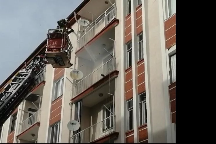 Balkona bırakılan soba kovası yangına sebep oldu