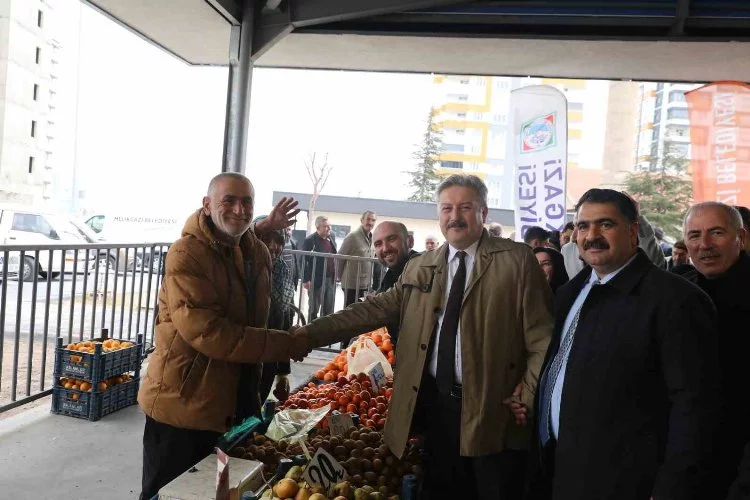 Başkan Palancıoğlu yeni açtıkları pazar yerinde alışveriş yaptı, vatandaşlarla bir araya geldi