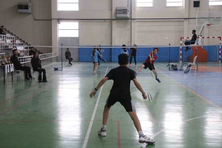 Sivas’ta badminton rüzgarı esti