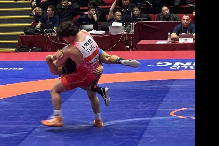 Büyükler Avrupa Güreş Şampiyonası’nda 82 kilogramda mücadele eden Alperen Berber, yarı finalde Bulgar sporcu Aik Mnatsakanian’ı 5-1 yenerek finale yükseldi.
