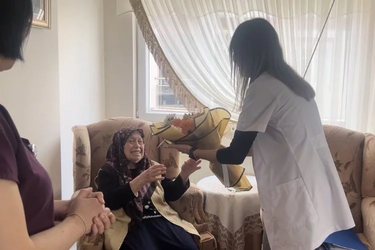 Manisa Şehir Hastanesinden 101 yaşındaki kadına ziyaret