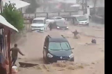 Şırnak’ta sel sularına kapılan kadın ve çocuğu vatandaşlar kurtardı