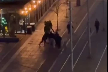 Sokak ortasında bıçaklı kavga