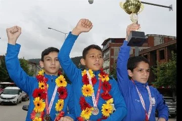 Türkiye şampiyonu güreşçi Kaan Buğra Yüksel ve arkadaşları şehir turu attı