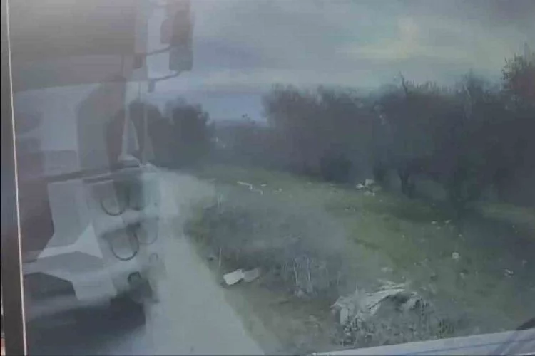 Otobüs şoförünün manevrası faciayı önledi, o anlar kamerada